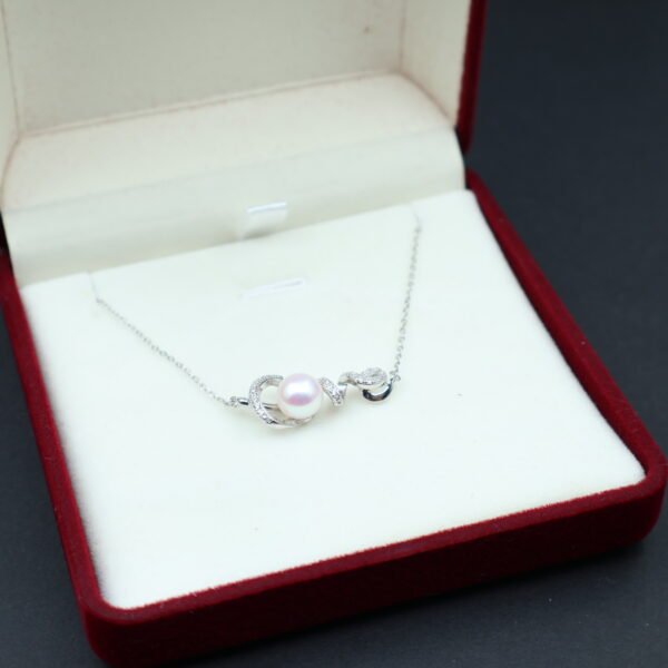 Collier en perle à motif Love pavé